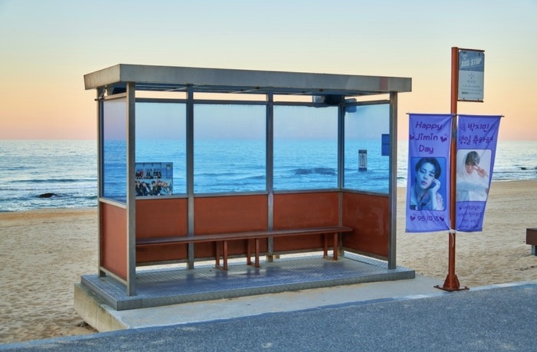 강릉 해변 버스정류장 BTS 봄날 1