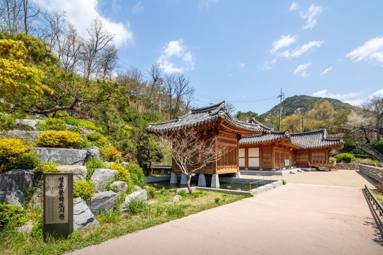 '서울 실내 가볼만한곳' 너무 더울때 실내 데이트 하기도 좋은 5곳 어디? 5 청운문학도서관