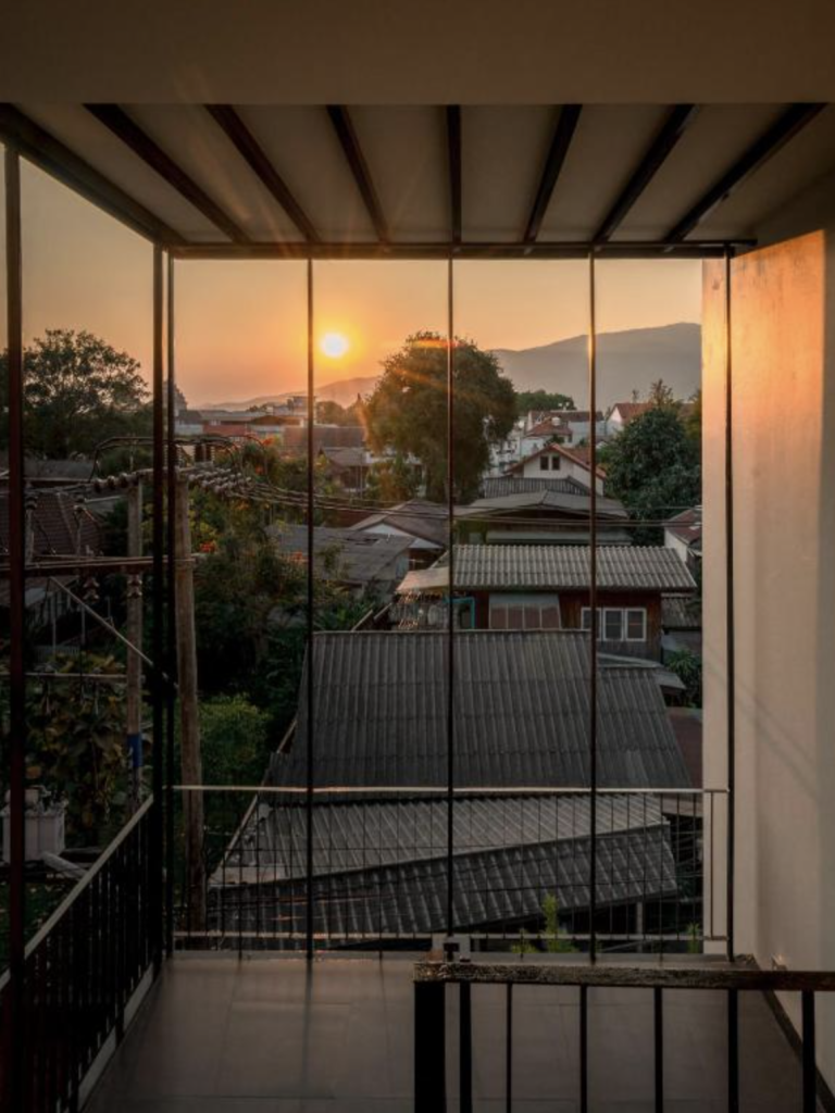 치앙마이 POR 타페 게이트 발코니 768x1024 2